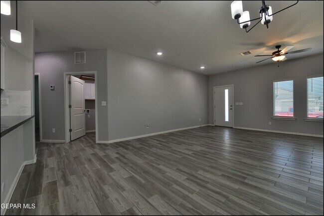 Building Photo - 552 Logwood Ave