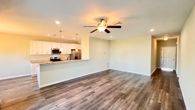 Building Photo - DISCOVER THE BEAUTIFUL 2 Bd/2Ba Duplex in Sebring!!