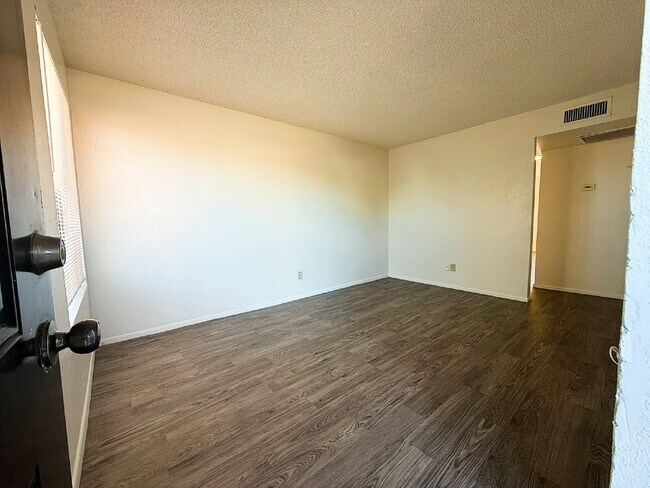 Building Photo - Bright and beautifully updated 2-bedroom h...