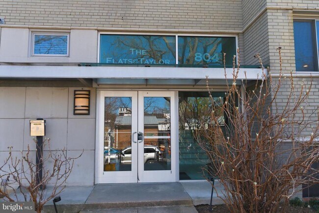 Building Photo - 804 Taylor St NW
