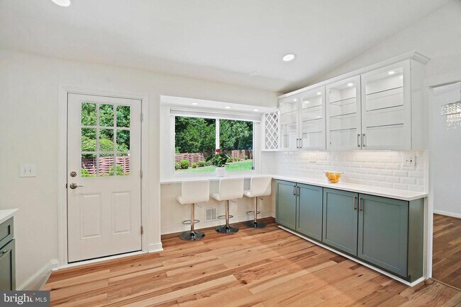 Building Photo - 6607 Lone Oak Dr