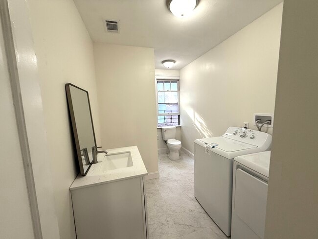 Building Photo - 410 W 46th St