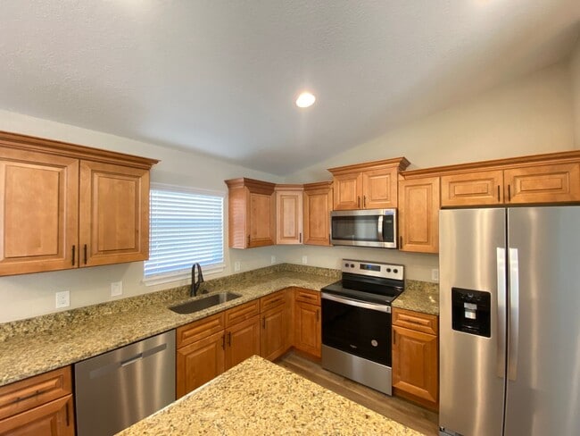 Building Photo - Custom Home - Desirable SE Ocala Neighborhood 3/2/2 **Available Soon**