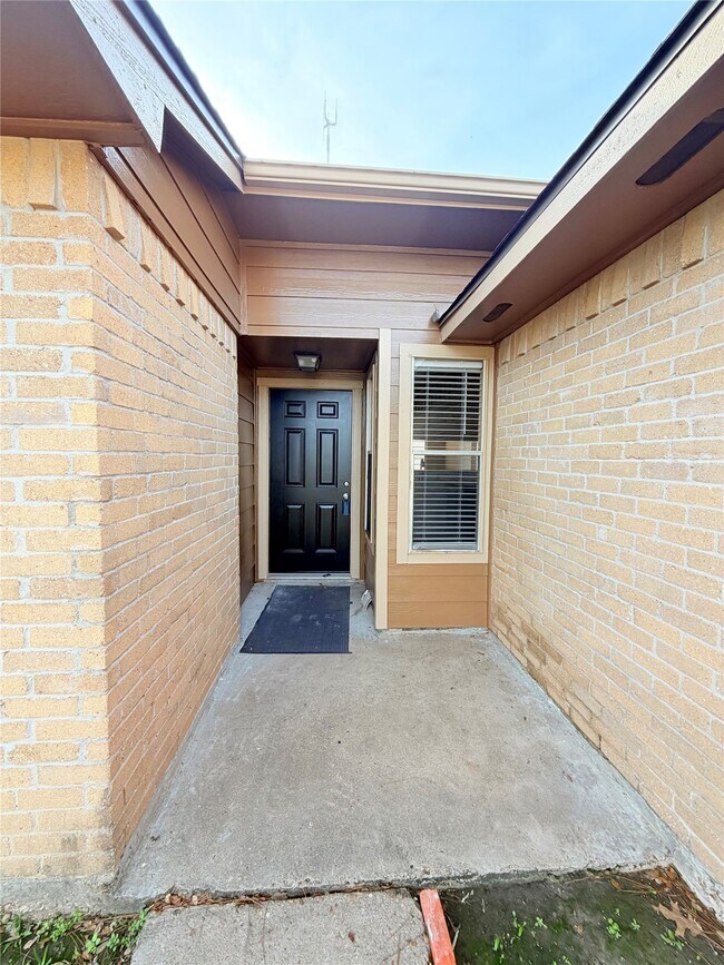 Building Photo - 17219 Foxfield Dr