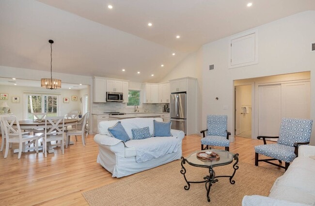 Building Photo - 64 Aspatuck Rd