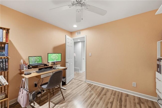 Building Photo - UPDATED 2BR/2BA WEST PLAZA CONDO