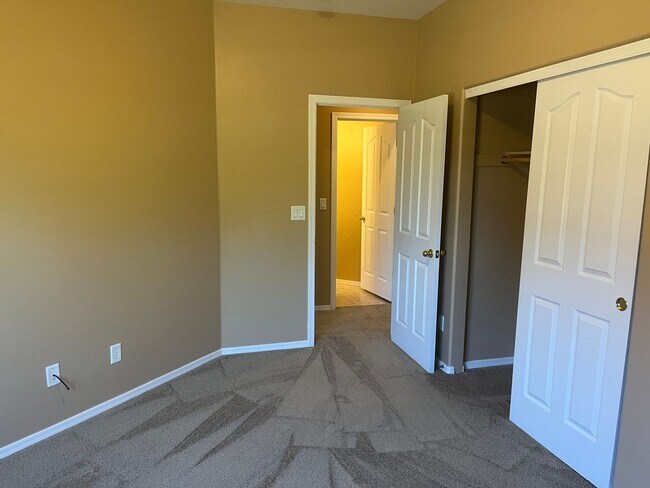 Building Photo - Spacious Three Bedroom Home in Granville R...