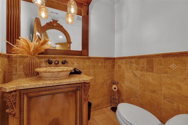 Building Photo - 1011 Rhodes Villa Ave