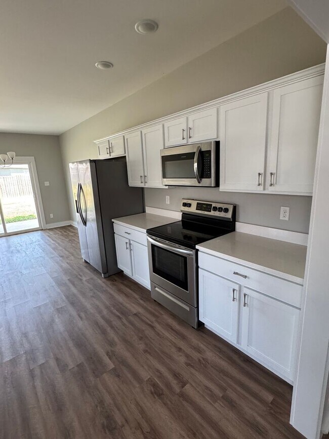 Building Photo - Beautiful 3 Bedroom, 2 Bath Craftsman-Styl...