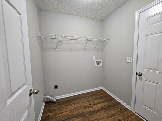 Building Photo - 2676 Delong St