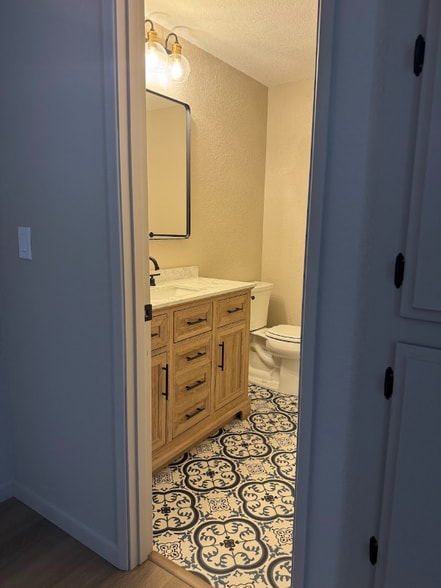 Building Photo - 5520 Valleyview Ln