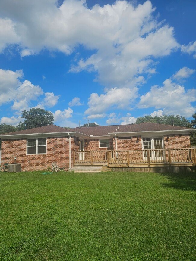 Building Photo - 1068 Sharon Dr