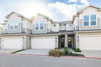 Building Photo - 1705 Roseburg Dr