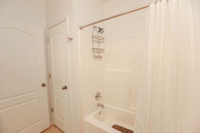 Building Photo - Riverside  Condo-RARE-Ready Jan 26