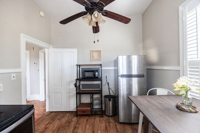 Building Photo - Downtown home walking distance to Mercer L...