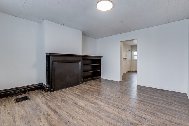 Building Photo - AVAILABLE NOW  - FULLY RENOVATED Spacious ...