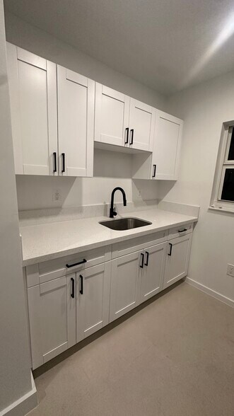 Building Photo - 922 NW 4th Ave