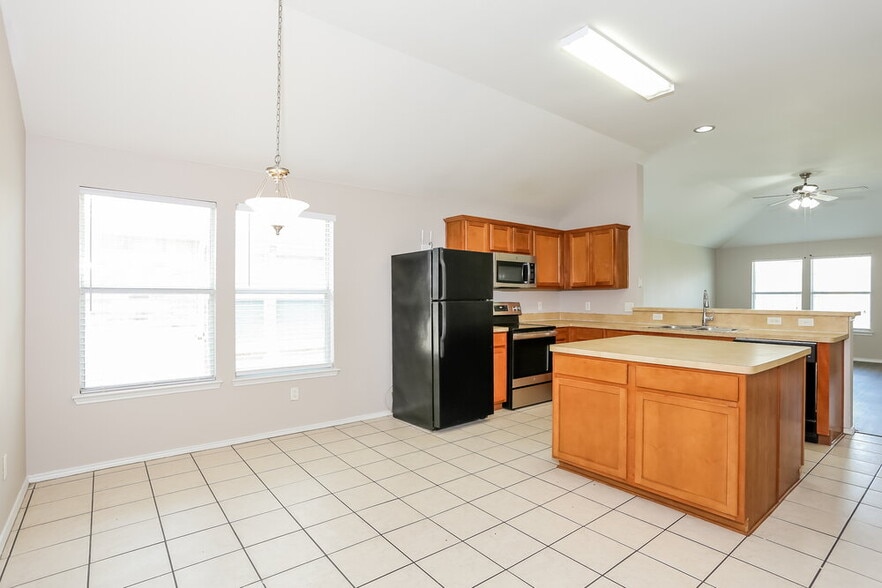Building Photo - 5768 Goldfinch Way