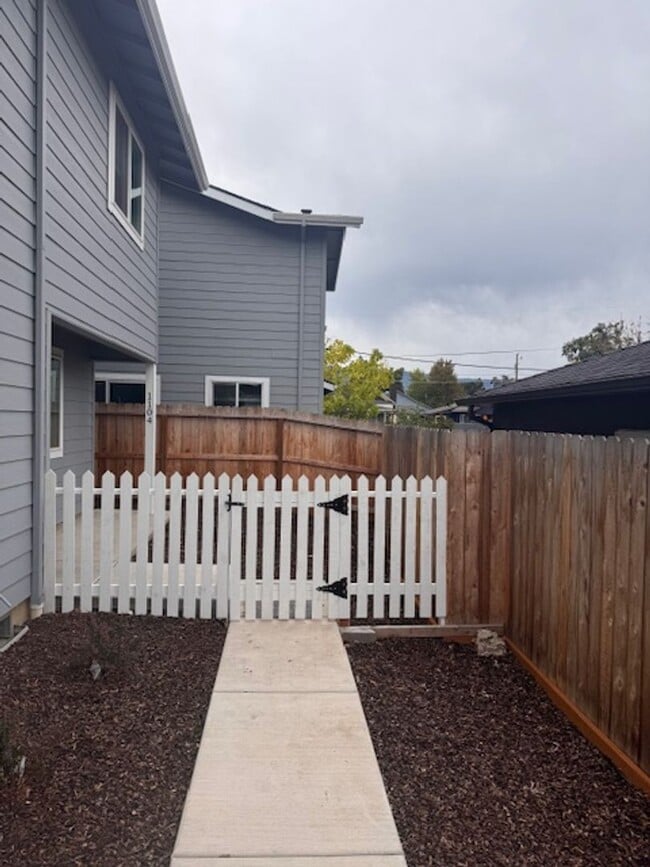 Building Photo - 1102 W 11th St