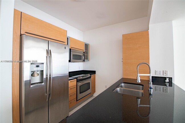 Building Photo - 950 Brickell Bay Dr