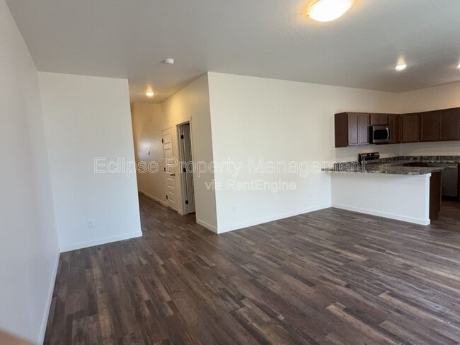 Building Photo - 250 Sasha St