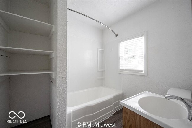 Building Photo - 1433 W 5th St