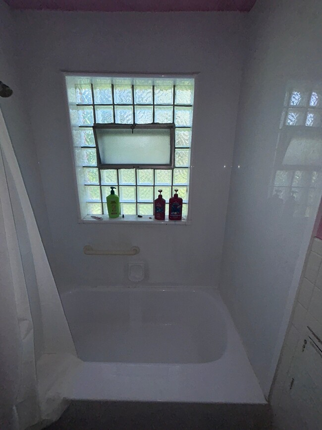 Building Photo - 5556 Floy Ave