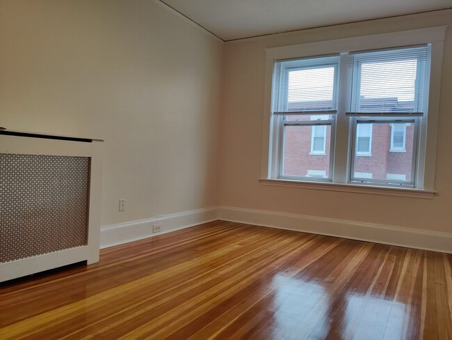 Building Photo - Large Renovated Unit in Allston. 3 bed. 2 ...