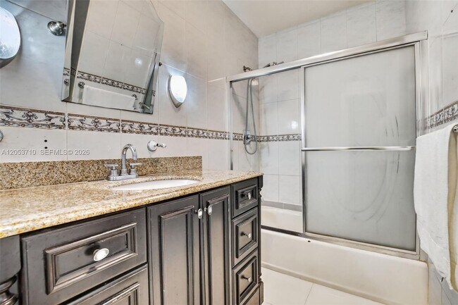 Building Photo - 2331 Flamingo Dr