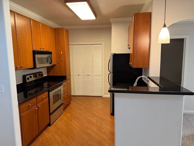 Primary Photo - Beautiful 2 Bedroom 2 Bath Condo in the De...