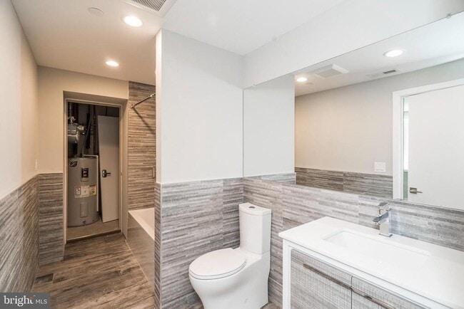 Building Photo - 1701 Bainbridge St