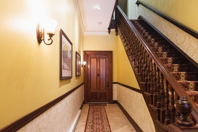 Building Photo - Beautiful 1 Bedroom In One Of Portlands Most Historic Buildings