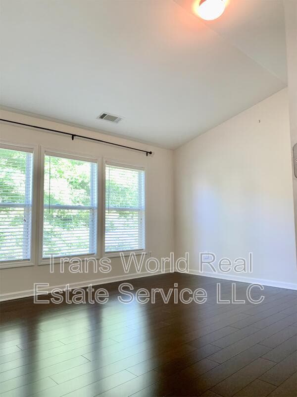 Building Photo - 2202 Jasmine Glen Dr