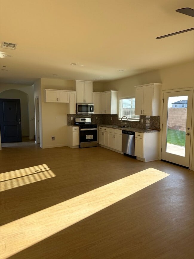 Building Photo - 8900 Brown Hills Dr