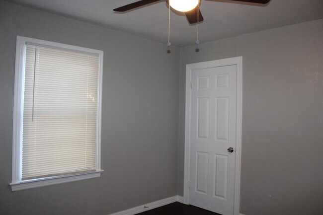 Building Photo - 1712 Thompson Dr