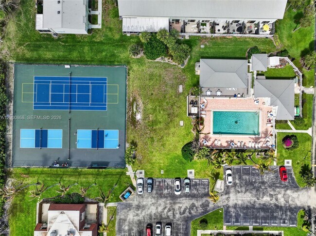 Building Photo - 9425 S Ocean Dr