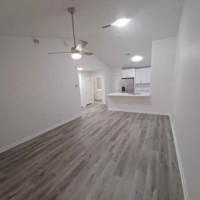 Building Photo - Cozy 1 BR 1 BA Condo