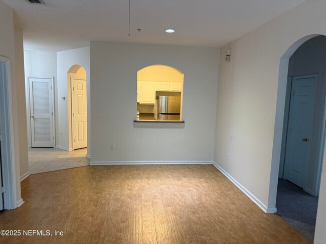 Building Photo - 10550 Baymeadows Rd