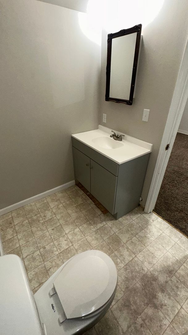 Building Photo - $1195 - 3 bed 2 bath - Apartment located i...