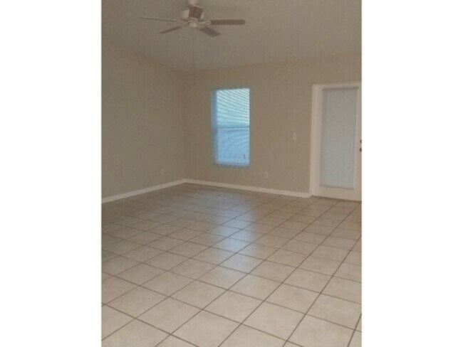 Building Photo - 2-bedroom 2 bath 2 duplex with garage! NOW...