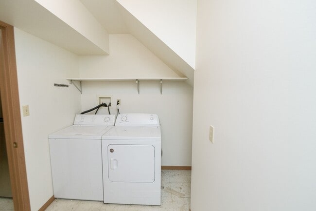 Building Photo - 2 bed 1.5 bath Townhouse in Chesterton