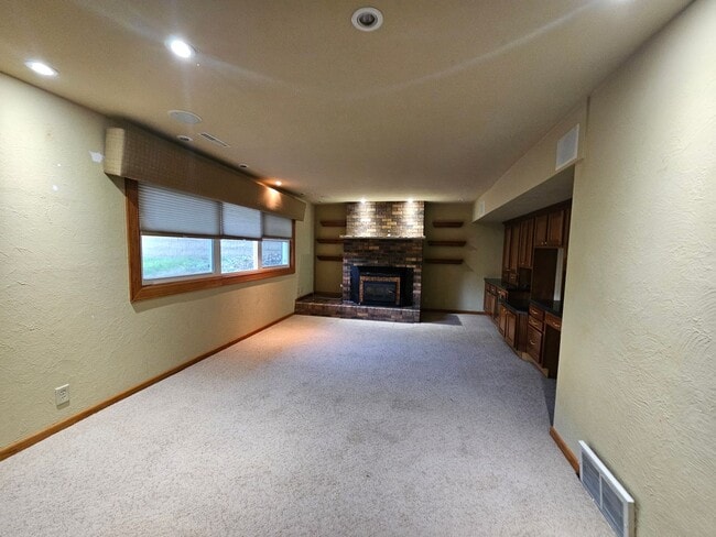 Building Photo - 3 bedroom 2 bath with additional lower lev...