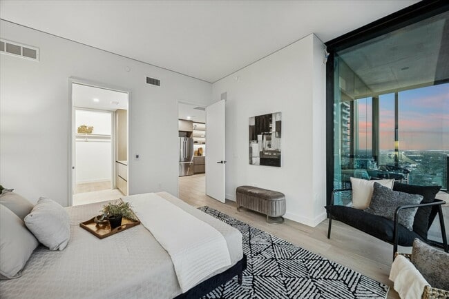 Building Photo - 610 Davis St