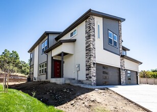 Building Photo - Stunning Like New 3 Bedroom Townhome