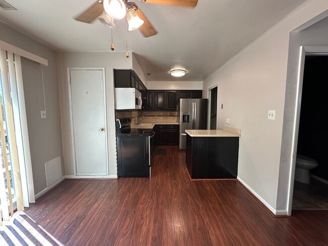 Building Photo - 3-Bedroom Townhome Near Little Creek Naval...