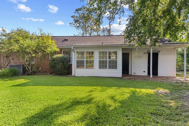 Building Photo - 2206 White Oak Dr