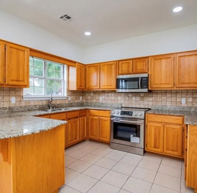 Building Photo - Great Location! Family House! 3 bedroom,  2.5 bathroom, large bonus room, 2 car garage