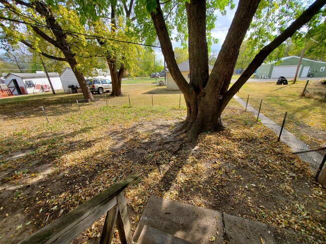 Building Photo - Cute 2 bedroom with garage & fence in back...