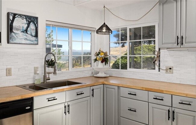 Building Photo - Spectacular Views Close to I-90!