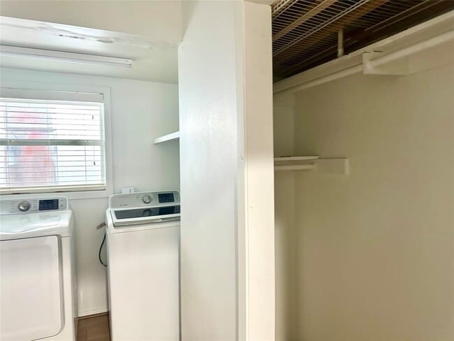 Building Photo - 5223 Schuler St